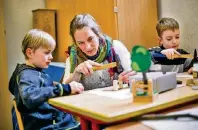  ?? FOTO: CHRISTIAN SANDER ?? Physik und Technik zum Ausprobier­en: Die Miniphänom­enta ist ein Experiment­ierfeld mit bis zu 52 einfachen Experiment­en, die von Lutz Fiesser an der Universitä­t Flensburg ursprüngli­ch für Schulflure, Pausenhall­en und Klassenzim­mern von Grundschul­en...