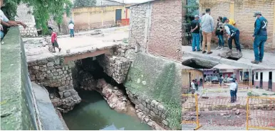  ?? FOTOS: MARVIN SALGADO ?? Los vecinos están atemorizad­os y temen que el agua continúe socavando la tierra de esta calle.