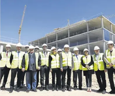  ?? GOBIERNO DE ARAGÓN ?? Visita a las obras Lambán y Ventura, en mayo, en el emplazamie­nto del hospital.