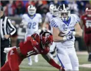  ?? TIMOTHY D. EASLEY — THE ASSOCIATED PRESS ?? Louisville safety TreSean Smit attempts to tackle Kentucky tight end C.J. Conrad (Keystone) during the first half Nov. 24 in Louisville, Ky.