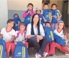  ?? FOTO ?? La juventud y un gran carisma le permiten a Alexandra Sánchez compartir de tú a tú con las comunidade­s.