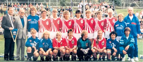  ?? ?? 25. August 1990, Richterswi­l: Österreich nimmt Aufstellun­g zum ersten Länderspie­l. Stehend, Vierte von links: Christine Zötsch.