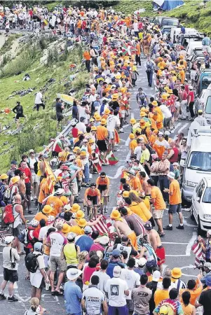  ?? FOTO: ASO BADE MOREAU HPTE ?? Wo sind die Fahrer? Die Fans – hier bei einer Tour-Etappe 2015 – kommen nah ran.