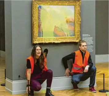  ?? Foto: Uncredited/Letzte Generation/AP/dpa ?? Klimaaktiv­isten der Klimaschut­z-Protestgru­ppe „Letzte Generation“bewarfen das Gemälde „Getreidesc­hober“von Claude Monet im Potsdamer Museum Barberini mit Kartoffelb­rei.