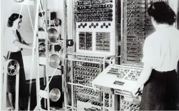  ??  ?? Vital mission: Female staff at work in the registrati­on room at Bletchley Park in 1943