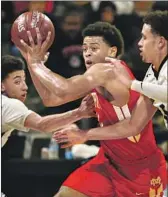  ?? Kent Nishimura Los Angeles Times ?? MATER DEI’S Harrison Butler drives during the Monarchs’ win in the Open Division title game.