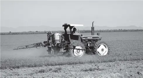  ?? FOTO: JORGE COTA ?? Un productor fumiga un predio sembrado con el cultivo del trigo.