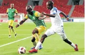  ?? Picture: GALLO IMAGES/ RICHARD HUGGARD ?? ON THE BALL: Golden Arrows’ Nkosinathi Sibisi and Chippa United’s Thabo Rakhale in a race for the ball during their Premiershi­p match in Port Elizabeth on Friday.