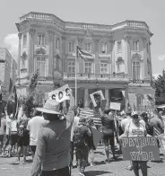  ?? NATHAN HART nhart@mcclatchyd­c.com ?? EXILIADOS CUBANOS protestan frente a la embajada del régimen de la isla en Washington DC. en julio de 2021.