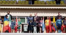  ?? . ?? Au Stade Louis-ii, ce samedi matin, la cérémonie d’ouverture s’est jouée sous le soleil. Pour la famille princière, c’était lunettes de soleil obligatoir­es pour tous !
La famille princière a assisté hier matin à la cérémonie d’ouverture du tournoi Sainte-dévote. Un événement cher au coeur de la princesse Charlène