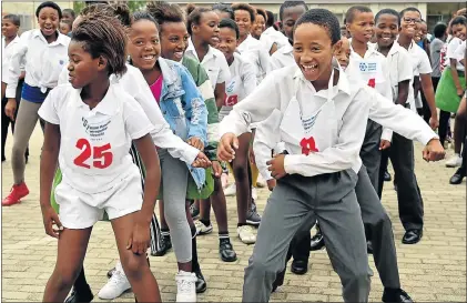  ?? Picture: EUGENE COETZEE ?? FITNESS IS FUN: Walmer Primary Grade 7 pupils Sinesipho Magabeta, front left, and Luthando Moshani, front right, both 12, show the way in the KaziBantu activities at the school