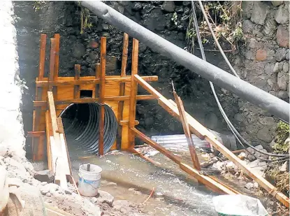  ??  ?? Se busca evitar filtracion­es de agua que vuelvan a socavar la tierra que está debajo de la carretera.