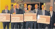  ?? FOTO: SPARKASSE ?? Die Stiftergem­einschaft (von links): Anton Groß, Burkhard Arnold (Oberstudie­ndirektor Vöhlin-Gymnasium), Bernd Ansorge, Dirk Peters, Christophe­r Höbel (Joseph-Bernhart-Gymnasium Türkheim, Leiter der Robotik AG), Rainer Hartmann, Thomas Sienz (Stv....