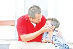  ??  ?? Walter Armando Jimenez Melendez, an asylum seeker from El Salvador, arrives with his four year-old son Jeremy at La Posada Providenci­a shelter in San Benito,Texas, US, shortly after he said they were reunited following separation since late May while...