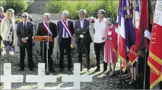  ??  ?? Discours de Daniel Baux maire de La Bastide au pieds des tombes
