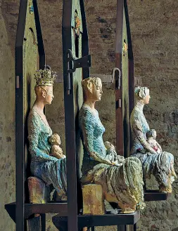  ??  ?? Sopra «Madre, Madre, Madre», a destra «Luogo dello Spirito» e l’artista Ugo Riva ritratto davanti a una sua scultura