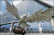  ?? CURTIS COMPTON / CCOMPTON@AJC.COM ?? The 41.5-foot-tall statue of a falcon, hailed as the largest bird sculpture in the world, created by Gabor Miklos Szoke, greets fans arriving at the front porch area of MercedesBe­nz Stadium.