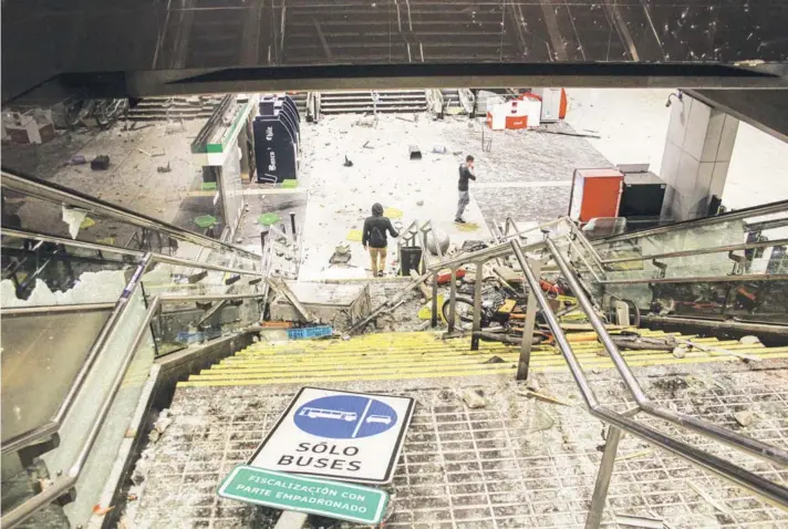  ??  ?? Plaza de Maipú fue una de las, por lo menos, 19 estaciones que sufrieron graves daños tras el ingreso de manifestan­tes.