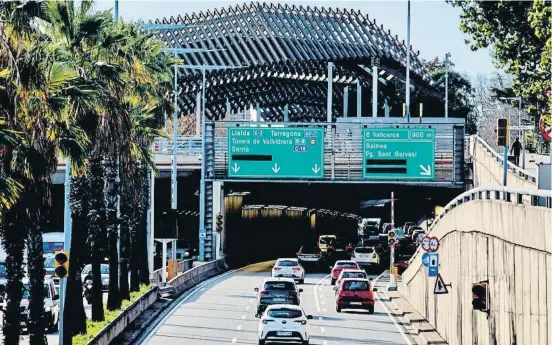  ?? Àlex Gar ia ?? Al fondo, el último tramo de la ronda de Dalt que se cubrió, en el 2020, en Vall d’hebron