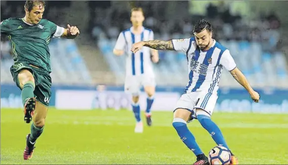  ?? FOTO: LUIS MARI UNCITI ?? Héctor Hernández centra en presencia de Joaquín en uno de los cuatro partidos que ha jugado como titular esta temporada