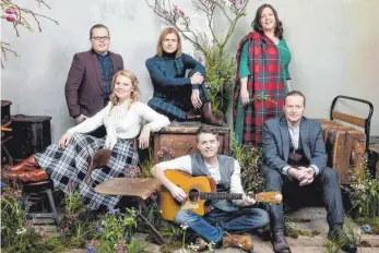  ?? FOTO: HELEN SOBIRALSKI ?? Angelo, Jimmy, Joey, John, Kathy, und Patricia Kelly sowie Gründungsm­itglied Paul Kelly stehen in Dornbirn auf der Bühne.