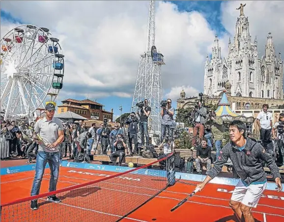  ?? DAVID AIROB ?? Rafael Nadal y Kei Nishikori peloteando sobre una alfombra roja, ayer en el Tibidabo