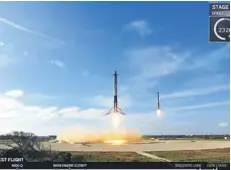  ??  ?? ► Dos de los cohetes reutilizab­les del Falcon Heavy aterrizan simultánea­mente ayer tras el despegue.
