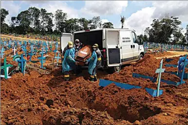  ?? EDMAR BARROS / AP FILE ?? In this Jan. 6 file photo, cemetery workers carry the remains of 89-year-old Abilio Ribeiro, who died of the coronaviru­s, to bury at the Nossa Senhora Aparecida cemetery in Manaus, Amazonas state, Brazil. The global death toll from COVID-19 has topped 2 million.