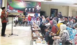  ?? ARI SETYANINGR­UM/JAWA POS ?? SUASANA GUYUB: Ketua DPRD Kota Surabaya Armuji tanamkan sikap persatuan di acara buka bersama.