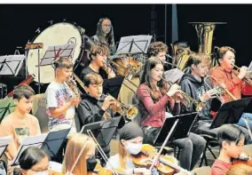  ?? FOTO: DPA ?? Lex Moseler (im hellen T-shirt mit bunten Streifen) spielt die Posaune im Kinderorch­ester NRW.