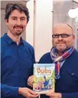  ??  ?? Stefan Leuchtenbe­rg (links) und Michael Moratti erzählen die Geschichte von Buba, dem Elefanten.