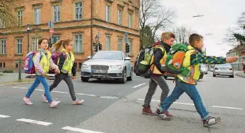  ?? FOTO: IRIS MAURER ?? Gefahr auf dem Weg zur Schule und wieder zurück: Emily, Leni, Damien und Dean gehen in die Turmschule und überqueren die Fußgängera­mpel in der Sulzbachta­lstraße, während gleichzeit­ig die Rechtsabbi­eger Grün haben. Die Grünphase der Fußgängera­mpel ist...