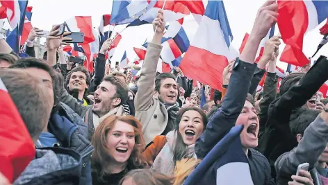  ?? FOTO: DPA ?? Anhänger von Emmanuel Macron feiern dessen Wahlsieg in der französisc­hen Hauptstadt Paris.