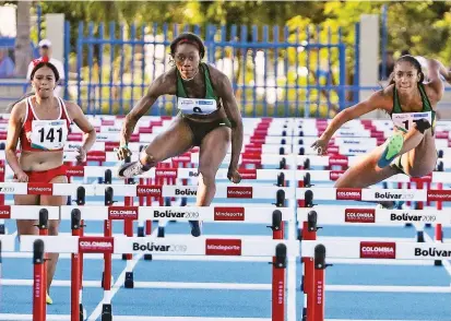  ?? FOTO INDEPORTES ?? Eliecith Palacios (centro) fue medallista de plata en los 100 metros vallas y el relevo 4x100 m de los Juegos Centroamer­icanos y del Caribe Mayagüez 2010.