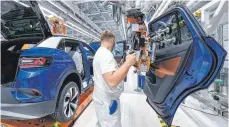  ?? FOTO: HENDRIK SCHMIDT/DPA ?? Montage des VW ID.4 in Zwickau: ZF wird unter anderem die Elektro-SUV von Volkswagen mit Bremssyste­men ausstatten.