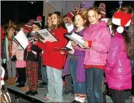  ?? CHRIS BARBER — DIGITAL FIRST MEDIA ?? Crowds gather around the children’s choruses that were singing Christmas songs.