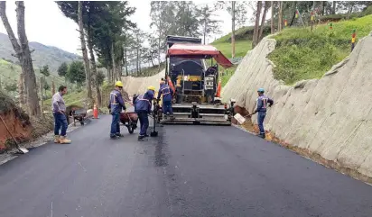  ?? FOTO CORTESÍA ?? La vía que comunica los municipios de Concepción, en Oriente, y Barbosa, norte del Aburrá, es uno de los 1.000 puntos críticos de Antioquia. La Gobernació­n ejecuta su pavimentac­ión.