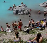  ?? A sinistra) (foto ?? La vicenda Fino a 3mila persone al giorno visitano il Sorapiss sopra Cortina Sulle rive restano rifiuti di ogni tipo e c’è chi lamenta i comportame­nti incivili di alcuni turisti