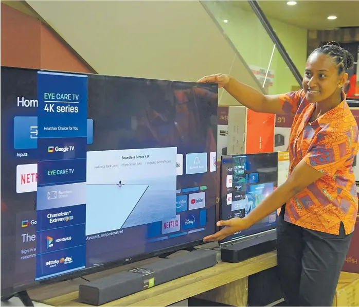  ?? Picture: ANASEINI DIMATE ?? Courts Nakasi customer relations officer Ranadi Maladroka showcases the arrival of TELSA Smart TVs.