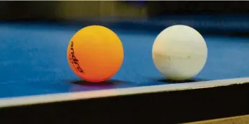  ?? Foto: Peter Kleist ?? Ob orange oder weiß – leicht und schnell sind sie, die Tischtenni­sbälle.