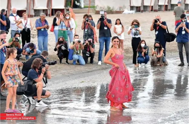  ??  ?? Serena Rossi posa para os fotógrafos