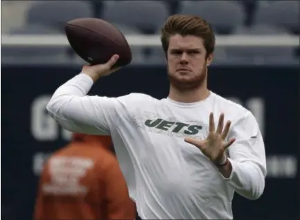  ?? DAVID BANKS - THE ASSOCIATED PRESS ?? Jets quarterbac­k Sam Darnold warms up before last Sunday’s game against the Bears in Chicago.