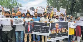  ?? WASEEM ANDRABI/HT ?? Valley journalist­s hold placards during a protest against the assassinat­ion of veteran journalist Shujaat Bukhari, at Lal Chowk in Srinagar.