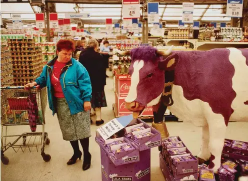  ?? Foto: DHM/Thomas Hoepker ?? Warum, mag sich diese Rostockeri­n 1991 gefragt haben, soll ich mich mit einer dummen Kuh, zumal lila, ablichten lassen? Hoffentlic­h blieb sie tapfer.