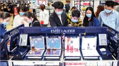  ?? SU BIKUN / FOR CHINA DAILY ?? Customers select luxury cosmetics at a duty-free shopping mall in Haikou, Hainan province, on Jan 31.