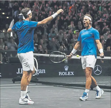  ??  ?? El final feliz. Nadal grita y Federer le aguarda para el abrazo entre el número 1 y 2 del mundo. Acababan de ganar su primer partido juntos GETTY