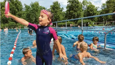  ?? Fotos: Nadine Rau ?? Großen Spaß im Wasser hatten die Kinder bei den Schwimmkur­sen der Delphin‰Kinderschw­immschule im Günzburger Waldbad.