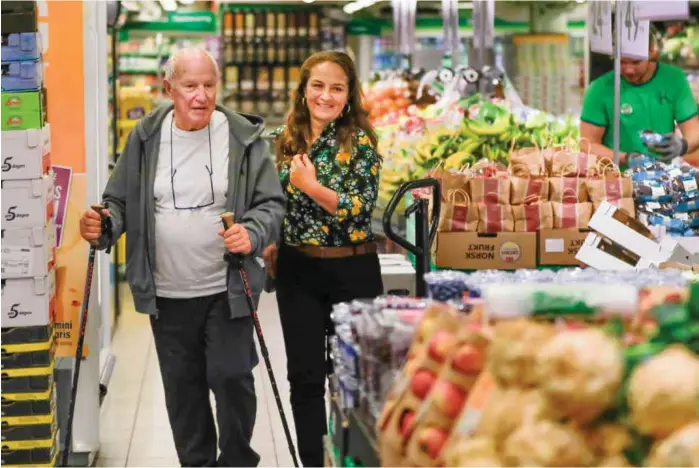  ?? FOTO: OLAV OLSEN ?? Kjell Huseby er blitt ustø etter slag og er derfor glad for følge av Mathilde Chéné til butikken.