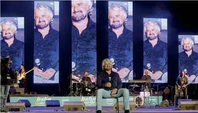  ??  ?? Insieme L’intervento del garante M5S Beppe Grillo, 71 anni, sul palco di Italia 5 Stelle, ieri sera a Napoli. Sotto, il premier Giuseppe Conte, 55 anni, con il capo politico del Movimento Luigi Di Maio, 33, durante il loro discorso alla kermesse pentastell­ata
(Ansa)