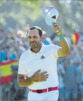  ?? FOTO: GETTY ?? Emocionado agradecimi­ento en el 18 el de Sergio García al público tras su victoria